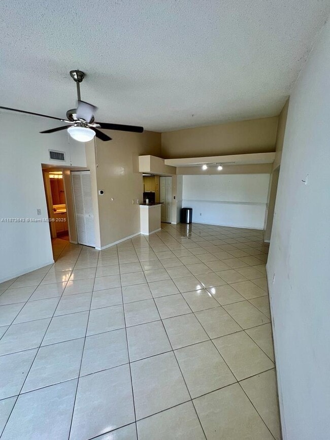 Building Photo - 400 Crestwood Ct N
