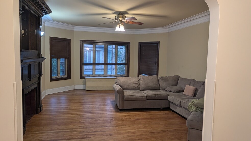Living Room - 4219 N Paulina St