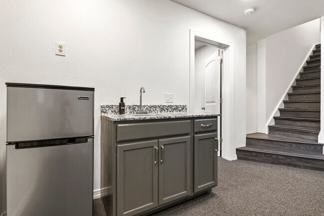 Building Photo - 211 Lakeshore Dr