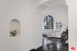 Building Photo - 1220 N La Cienega Blvd