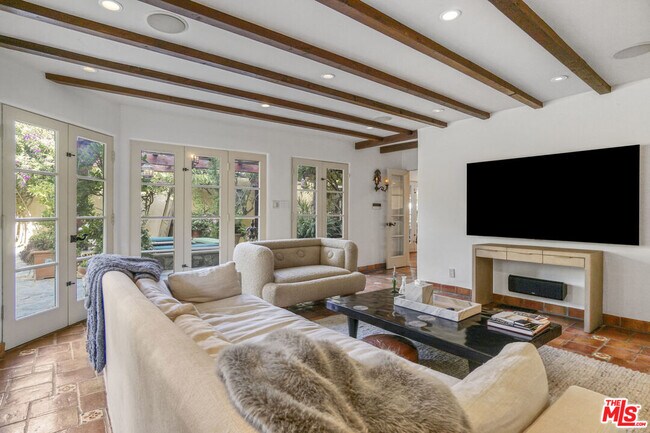 Building Photo - 707 N Bedford Dr