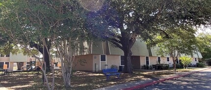 Building Photo - 800 N Hwy 123 Bypass