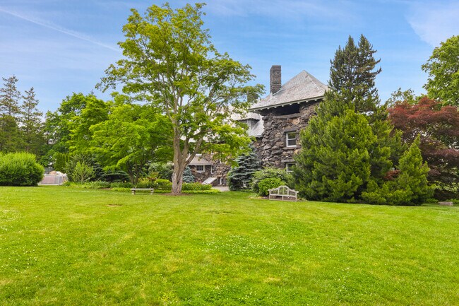 Building Photo - 432 Field Point Rd