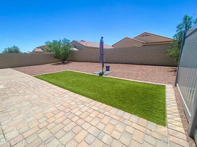 Building Photo - 2 Bedroom with Den in Red Rock