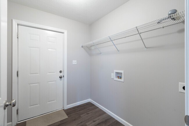 Building Photo - 524 Midlake Dr NE