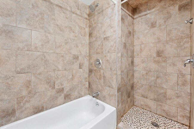 Building Photo - ???UPDATED 3 BEDROOMS AND 1BATH HOME WITH ...