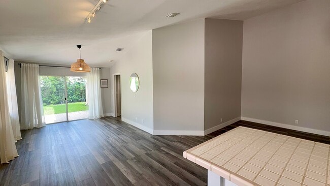 Building Photo - 5465 Grande Palm Cir