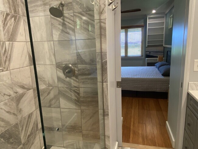 Building Photo - Available Now! 3/2 home in Beautiful Hawiing sure