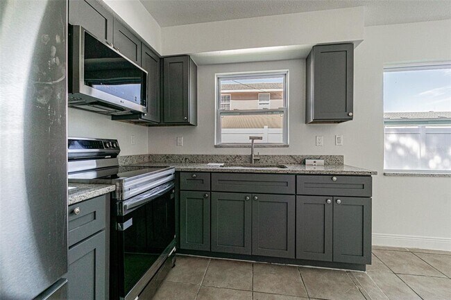 Building Photo - 558 Clearwater Largo Rd