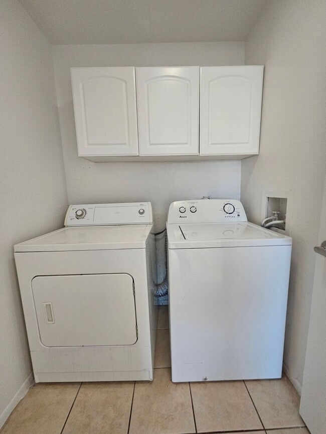 Building Photo - $500 Off First Month! 2 Bed 2 Bath Condo Near Dobson & University with In-Unit W/D