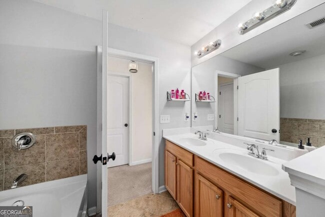Building Photo - 5227 Whiteoak Ave