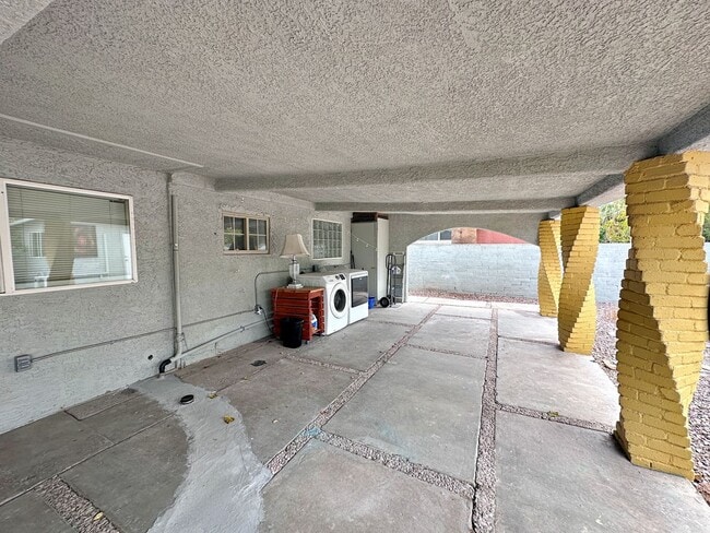 Building Photo - 812 Bracken Ave