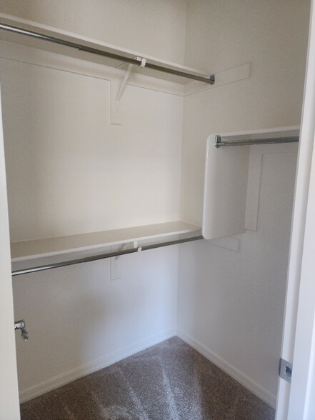 Building Photo - 5525 W Mauna Loa Ln