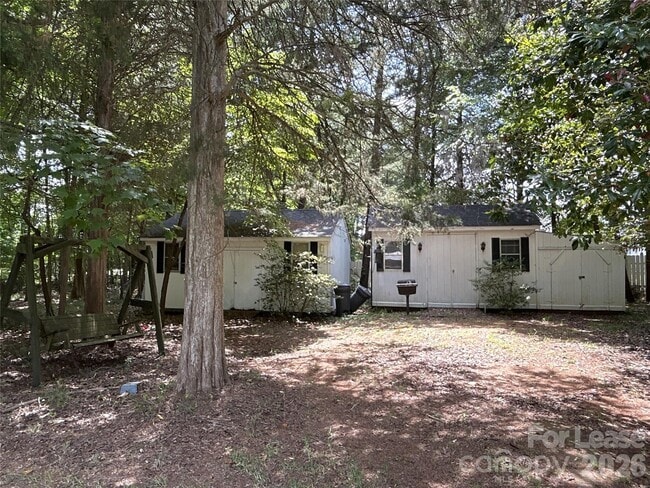 Building Photo - 2039 Vista Rd