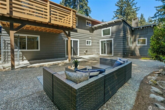 Building Photo - Spacious Richmond Highlands Retreat with Modern Updates & Flexible Living