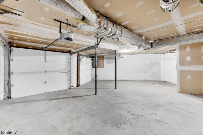Building Photo - 8 Delbarton Ct