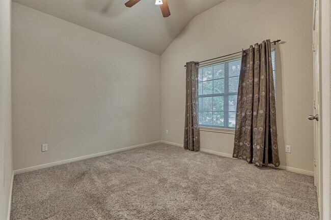 Building Photo - 8007 N Tarrytown Crossing Dr