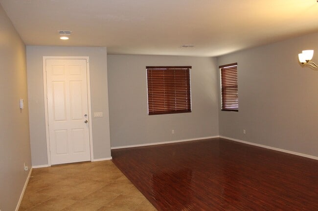 Building Photo - Large 4 bedroom home in Power Ranch