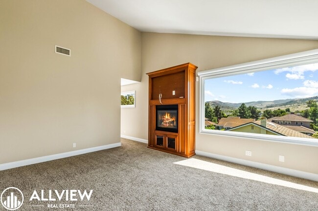 Building Photo - Rare 5 bed/3 bath home located in the high...