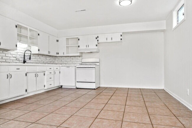 Building Photo - Beautifully Renovated 3 Bedroom Home in KCK Available Now!  1st Month's Rent is FREE!