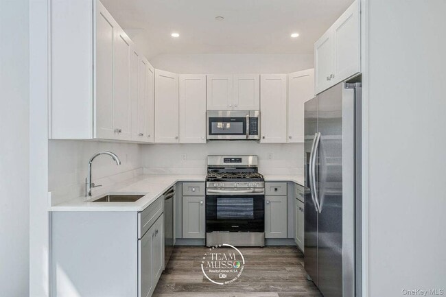 Building Photo - 725 Eastview Dr