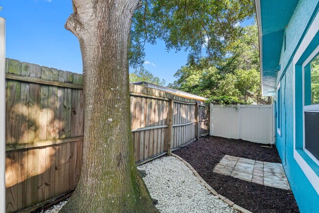 Building Photo - Lovely Largo Home