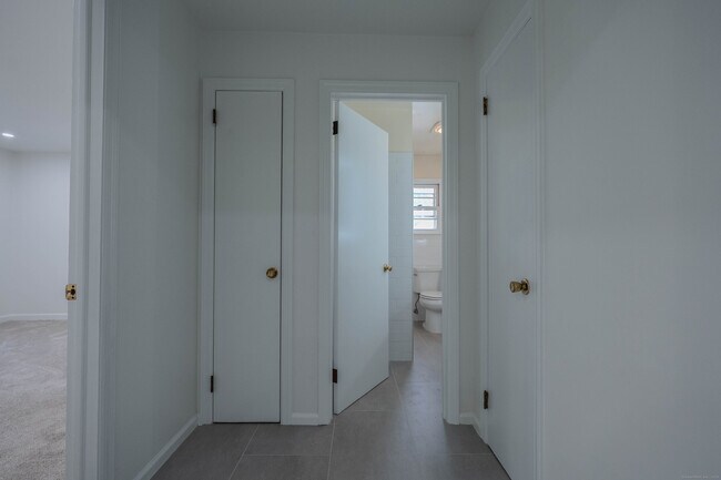 Building Photo - 16 Oenoke Pl