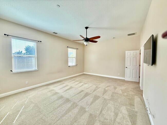 Building Photo - Beautiful home is available NOW