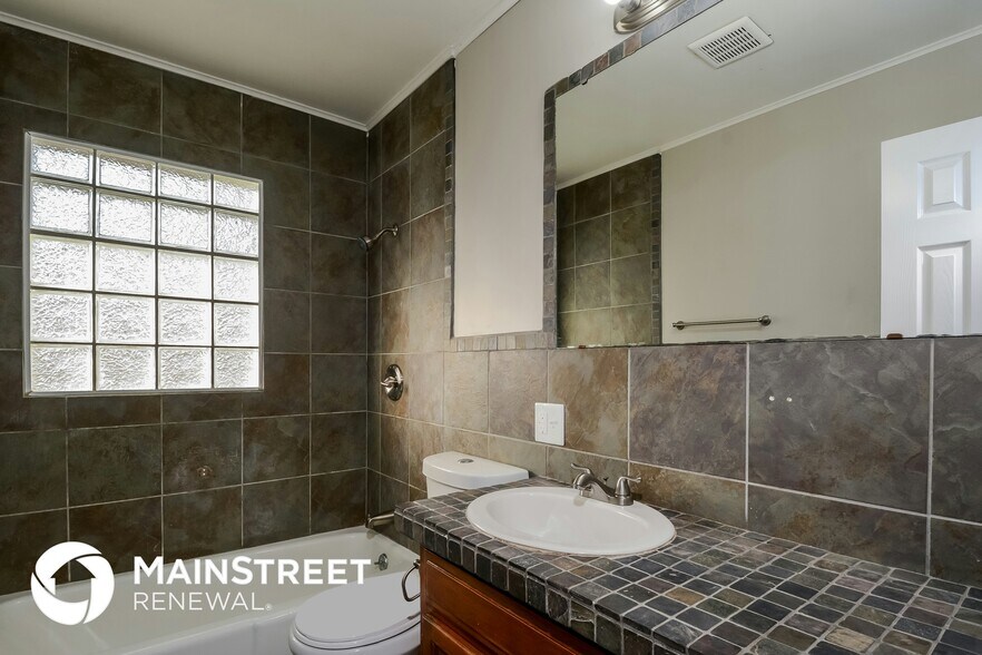 Building Photo - 2357 Englewood Ct
