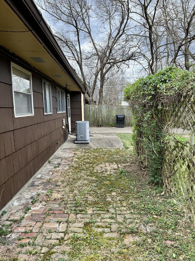 Building Photo - 3122 Commander Dr