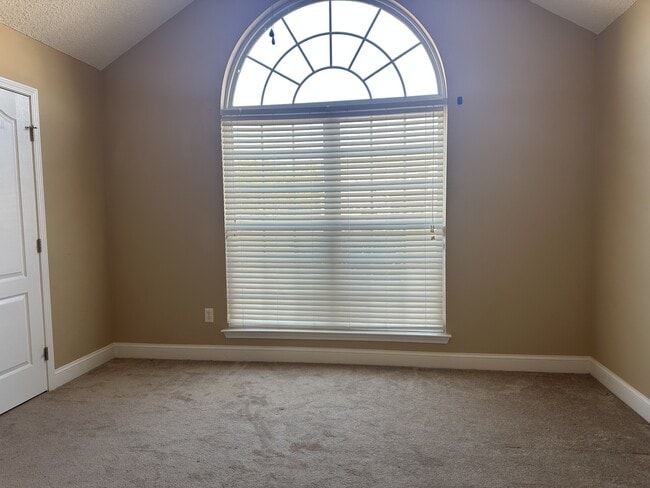 Building Photo - 59 Forest St NE