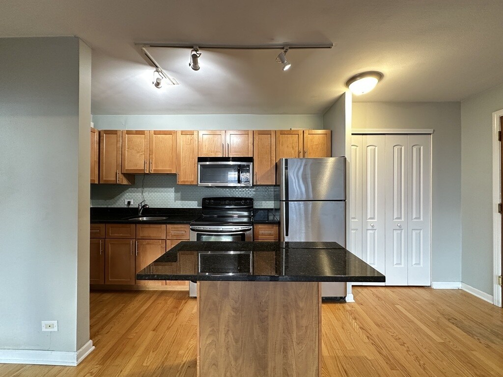 Building Photo - 4180 N Marine Dr