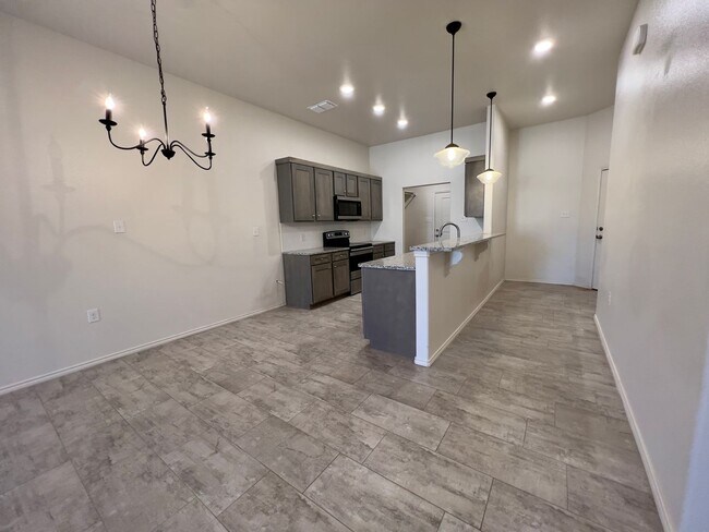 Building Photo - Beautiful 2-Bedroom Townhome in Frenship ISD