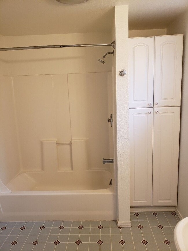 Building Photo - STATUS:RENTED-| R122 | $1795