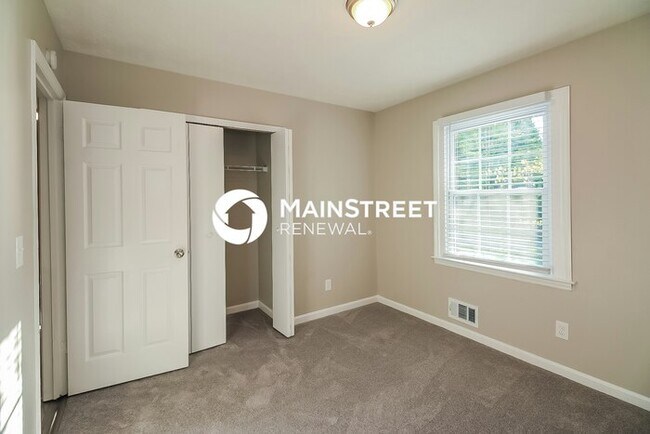 Building Photo - 3 Bedroom Pet-Friendly Home in Riverdale, ...
