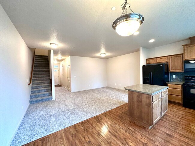 Building Photo - Beautiful 3 Bd 2.5 Ba Town Home by Vancouver Mall