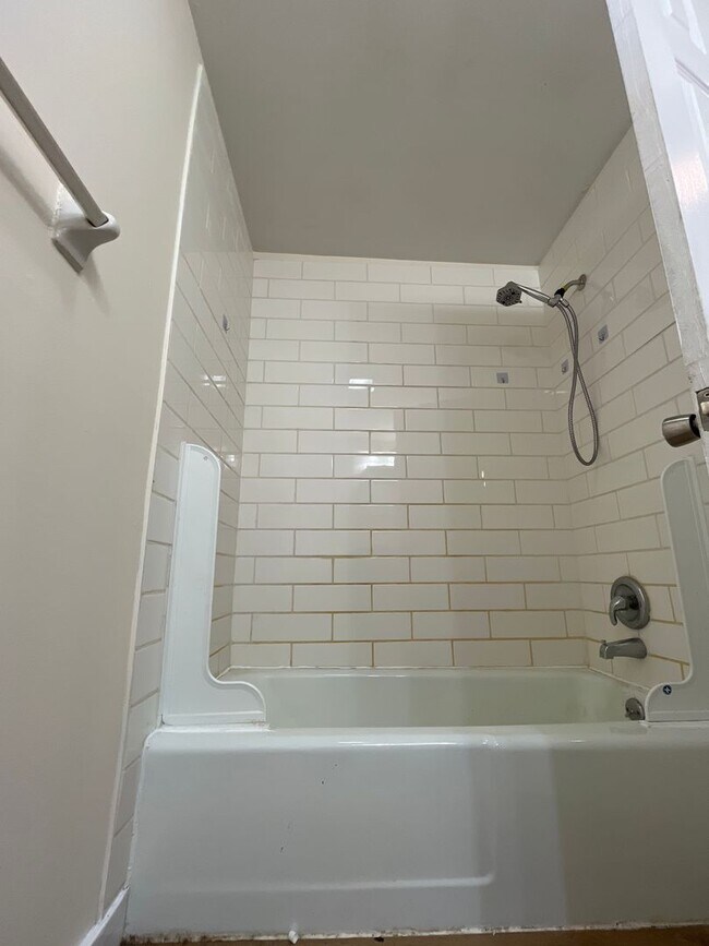 Building Photo - 1001-1007 Brown Road