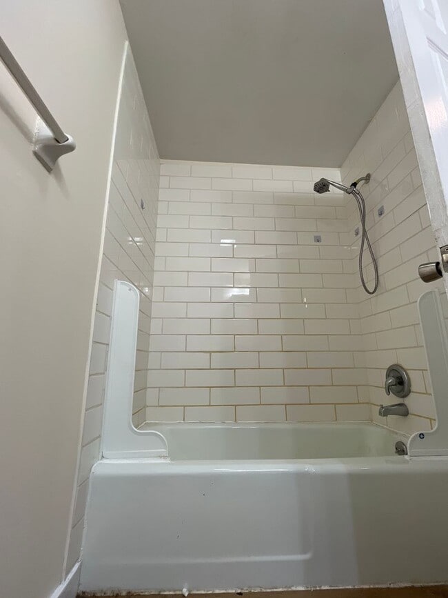 Building Photo - 2 Bed 1.5 bath with ac and off-street parking