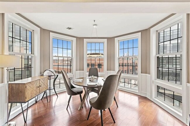 Building Photo - 830 Monroe St