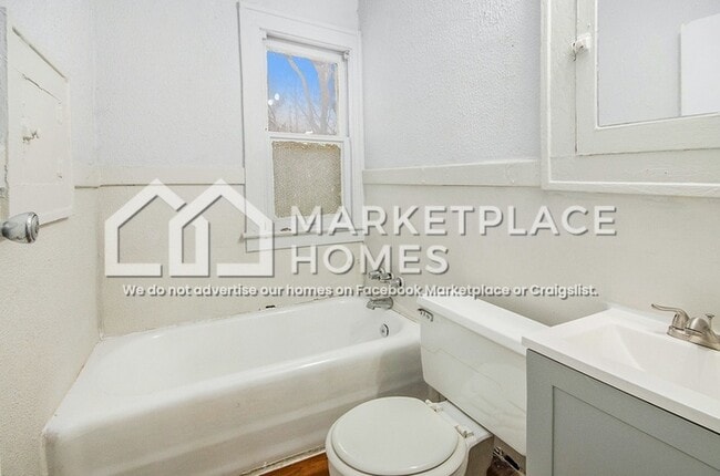 Building Photo - 15457 Cloverlawn Ave