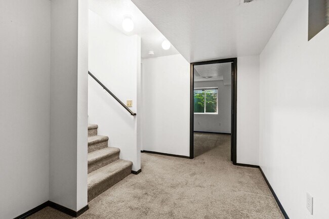 Building Photo - NorthEast Spokane Home - Beautifully Updated