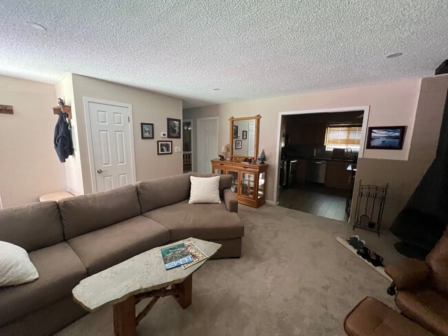 Building Photo - Monthly Rental Available mid-March until e...