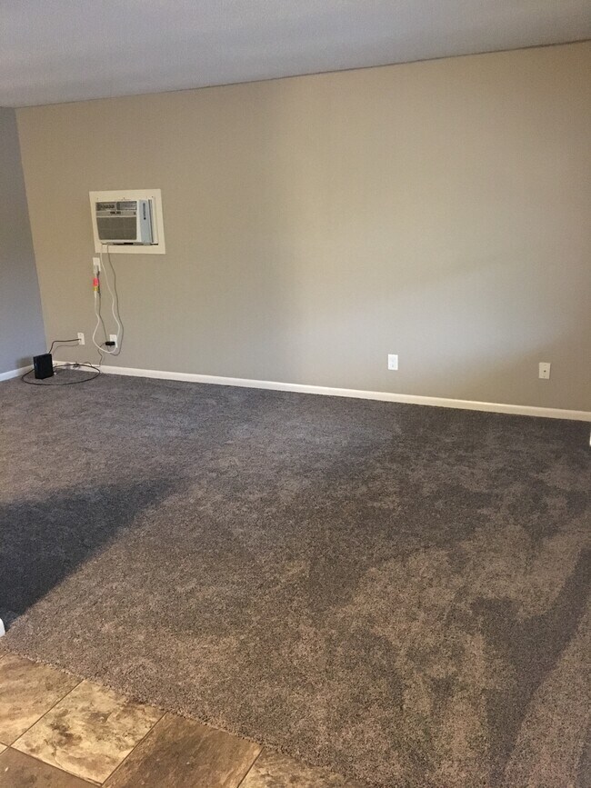 Living Room - 506 Central Ave W