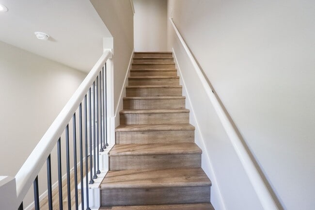 Building Photo - FIRST FREE MONTH! 3 Bed | 2.5 Bath | Sand ...