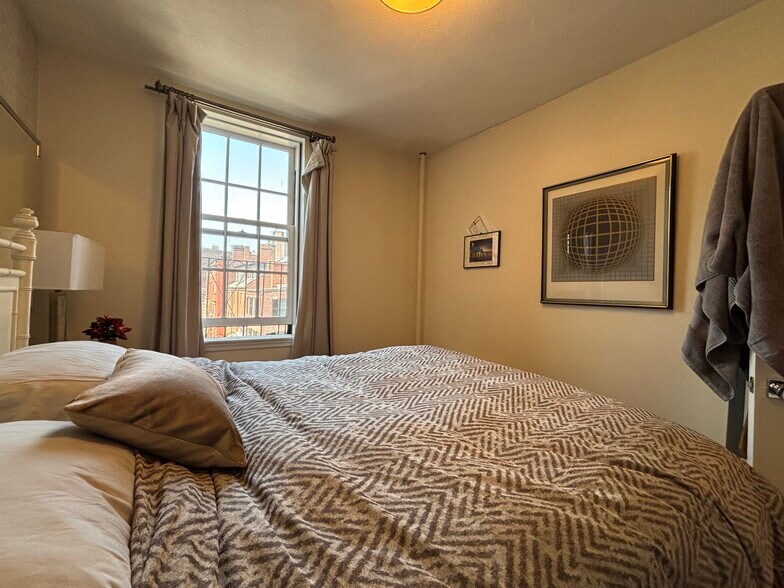 Building Photo - 17 Joy St