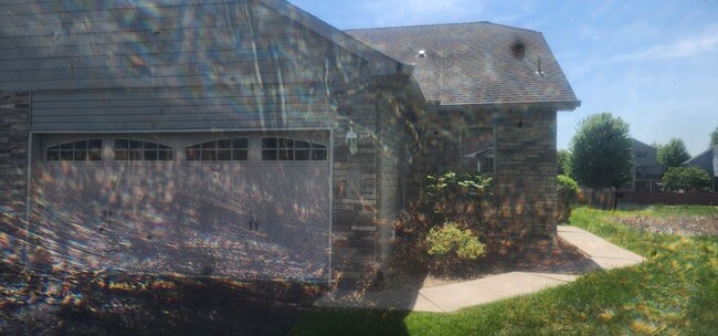 Building Photo - Beautiful 3 Bed, End Unit, Town Home for Rent