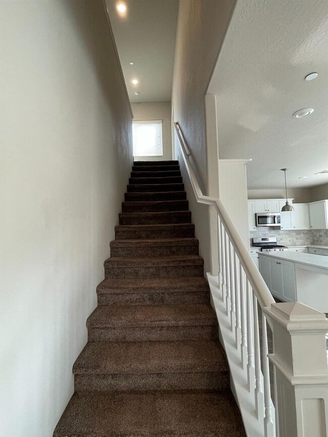 Building Photo - Modern Living Meets Clovis Charm!