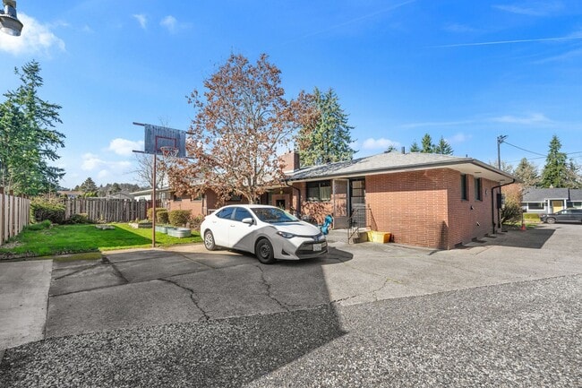 Building Photo - 3 Bedroom 3 bath 1 level Mid Century Beauty!