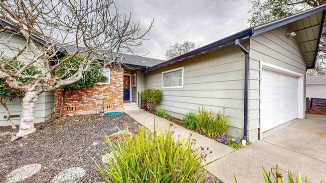 Building Photo - 3 Bedroom 2 Full Bath with Private Yard and 1 Car Garage !