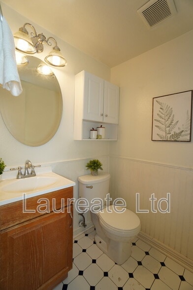 Building Photo - 5 S Elati St